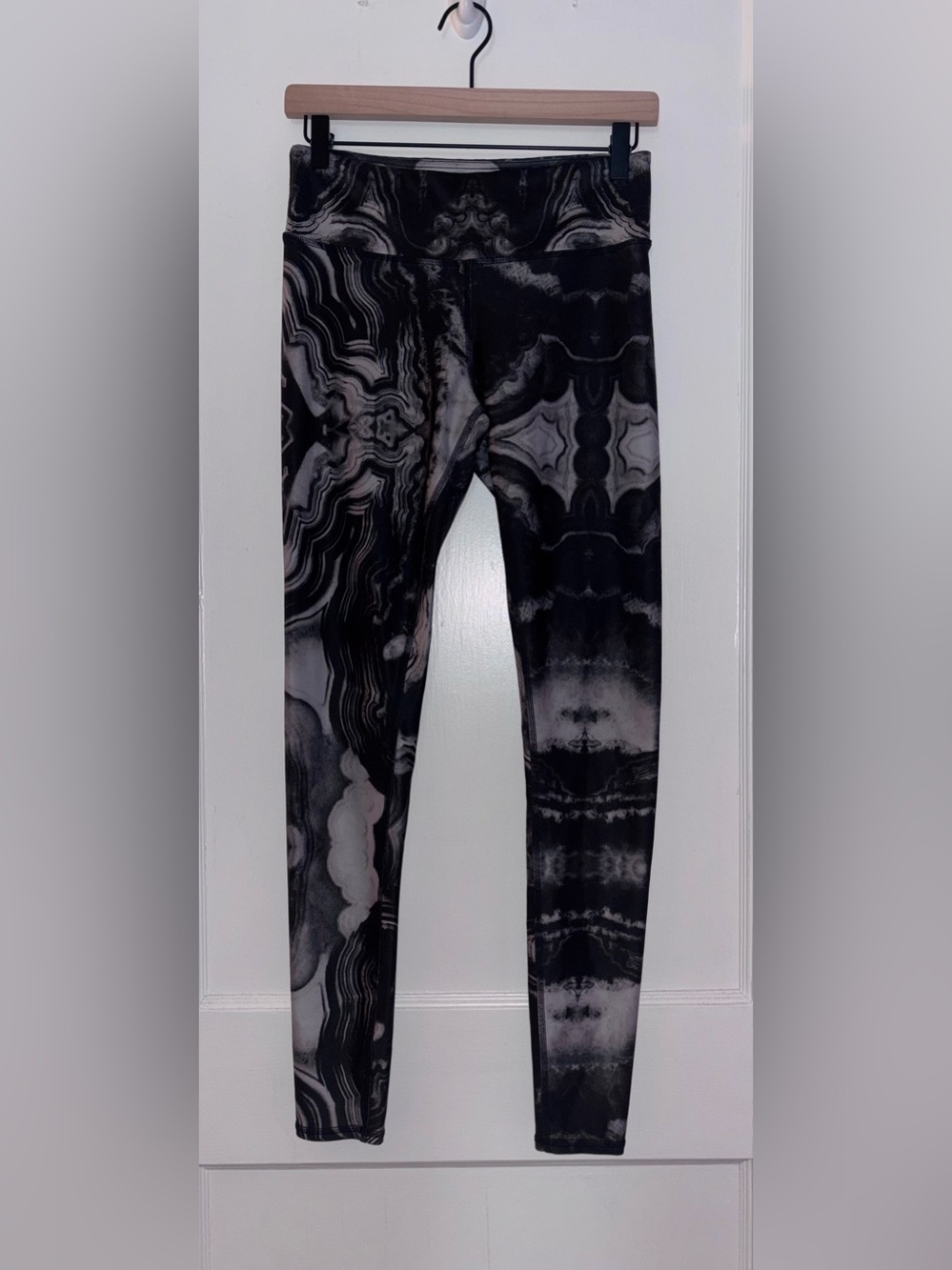 Alo Yoga Airbrush Leggings Black and White Marble Pattern
